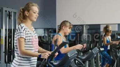 在一个<strong>培训班</strong>上。 两个有魅力的女人在健身房接受训练